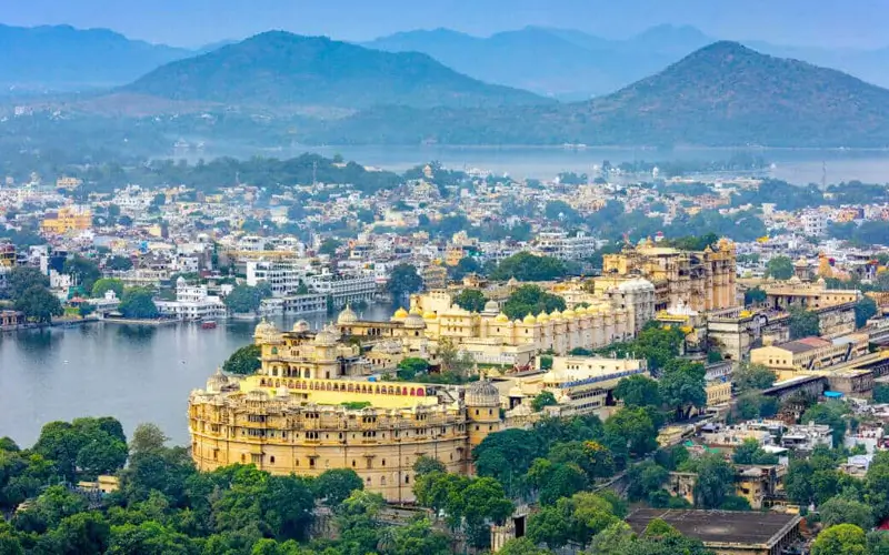 Udaipur in Monsoon – Full Lakes, Green Hills & Luxury Hotel Deals